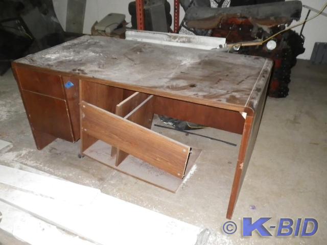 lot 11 image: Desk