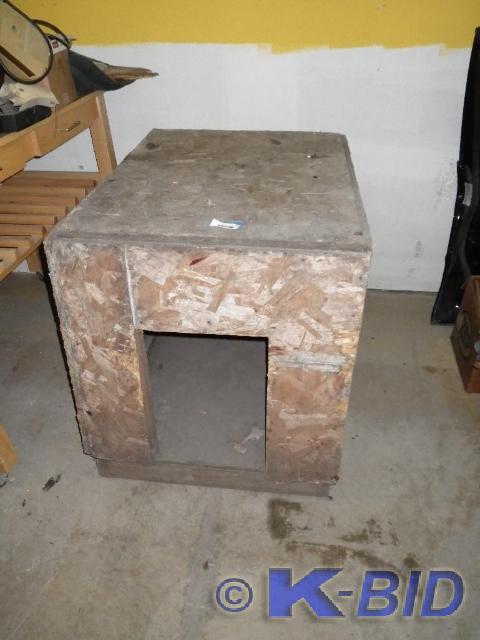 lot 12 image: Doghouse