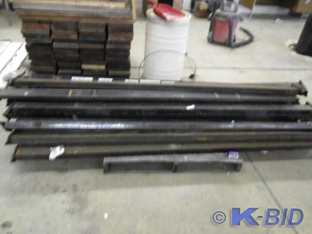 lot 3 image: Pallet racking, pile of crossbeams,...
