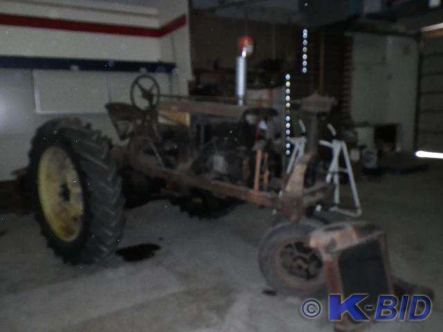 lot 4 image: Farmall F20, ran when parked 3 year...