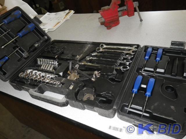 lot 46 image: Napa tool set, has ratchet wrenches