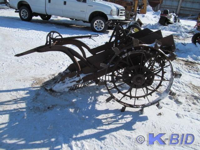 lot 11 image: Antique Potato &nbspDigger  Featur...
