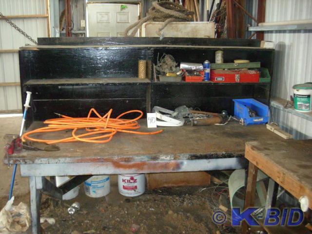 lot 40 image: Workbench with contents and vise, 7...