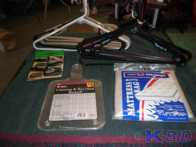 17 count&nbspplastic&nbsphangers....