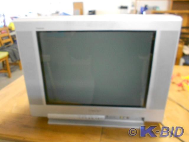 lot 27 image: Sony 20 Color TV with Remote.  Mo...