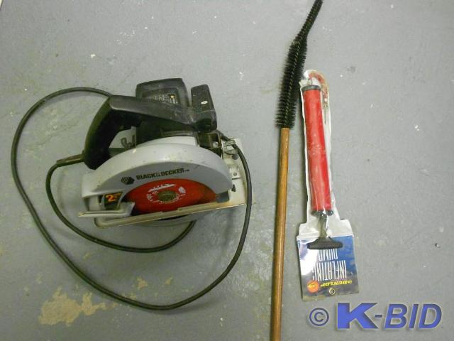 lot 112 image: Black &amp Decker wood saw with pi...