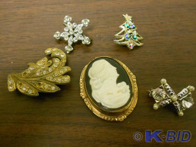 lot 62 image: Set of 5 Brooches  Pins.   White s...