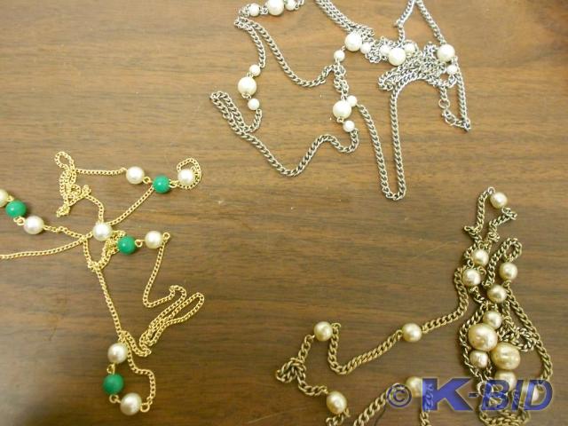 lot 70 image: Gold and silver mixed chain with gr...