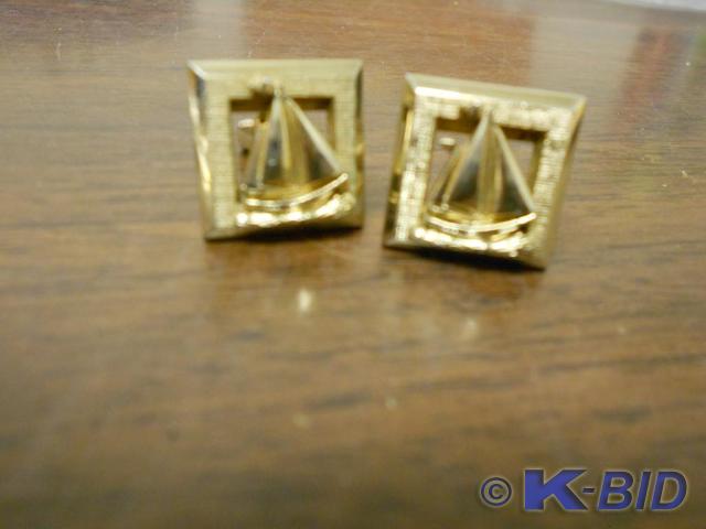 lot 81 image: Gold matching Sailor boats cuff pin...