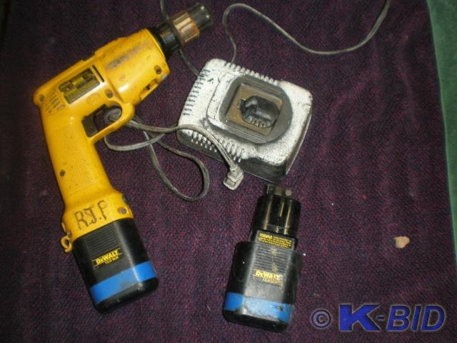 lot 16 image: Dewalt 12 Volt 38 Drill with ext...