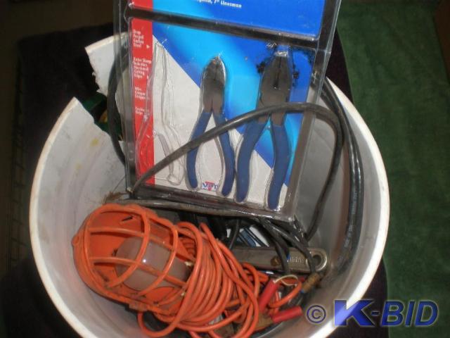 lot 19 image: Bucket full of carious tools and wo...
