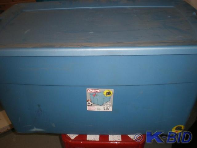 lot 61 image: Sterilite 45 gallon bin on wheels.