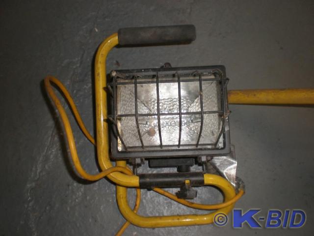 lot 7 image: Portable spot light for work sites....