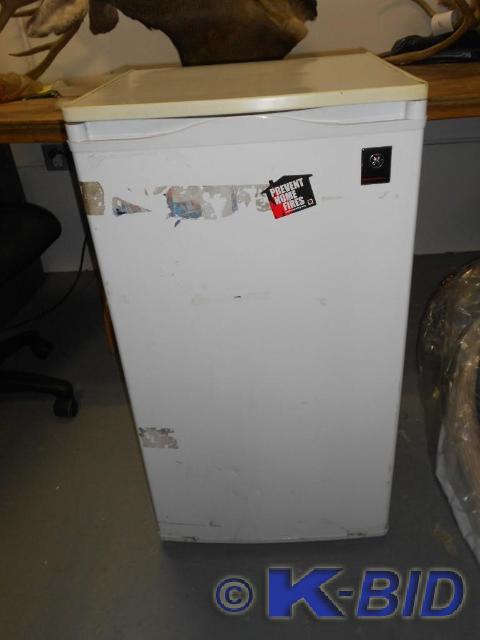 GE mini fridge, approx 35 tall