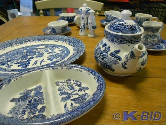 Churchill China, 11 pieces, full te...