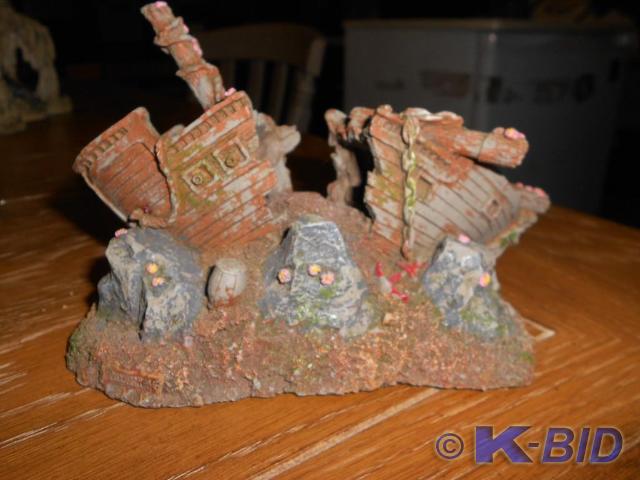 Small shipwreck fish tank decoratio...