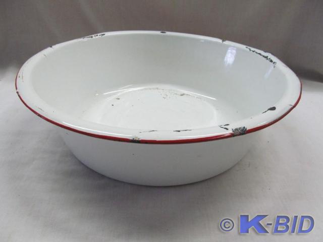 lot 103 image: White Granite Pan