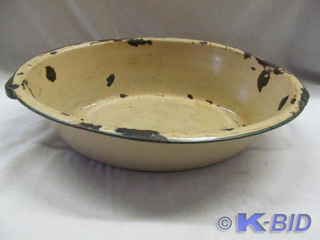 lot 105 image: Green Handle Granite Pan