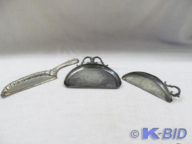 lot 121 image: 3 Vintage Crumb Duster Pans - 2 App...