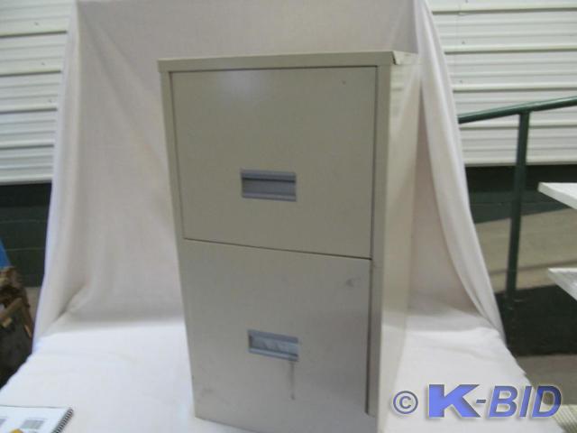 lot 141 image: 2 Drawer Metal File Cabinet