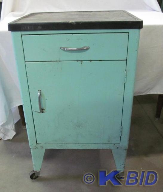 lot 186 image: Vintage Metal Cabinet on Wheels 20...