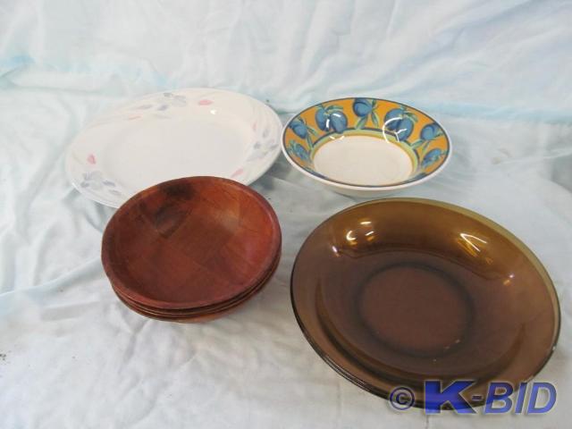 lot 226 image: Assortment of Dishes - Plates and B...