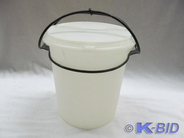 lot 3 image: Tupperware Container with Handle