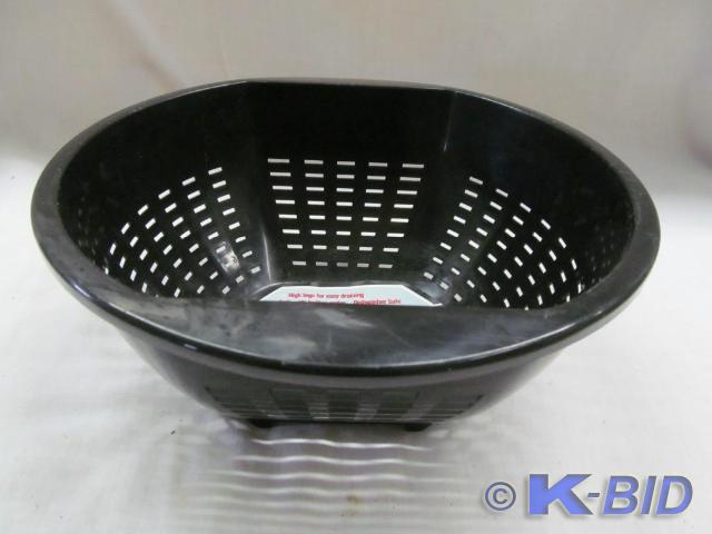 lot 81 image: 4 Quart Black Colander