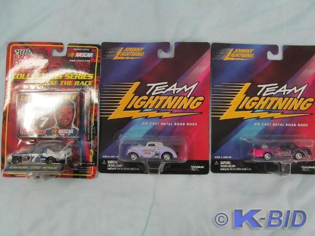 lot 18 image: NASCAR Kleenex (2) Team Lighting an...