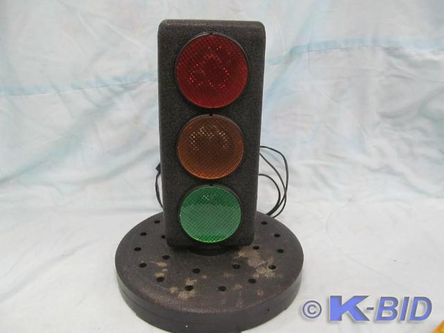 lot 22 image: Stop and Go Light electric 16 tall