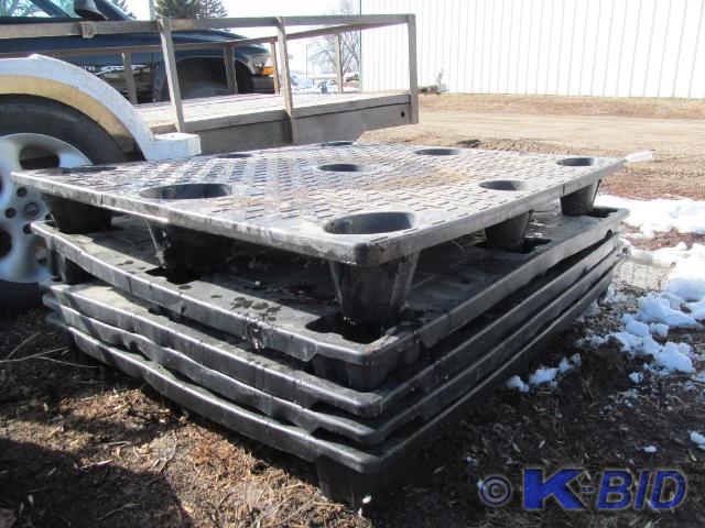 lot 246 image: 5 Plastic Shipping Pallets