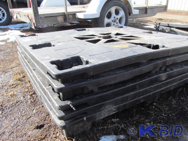 lot 247 image: 5 Plastic Shipping Pallets
