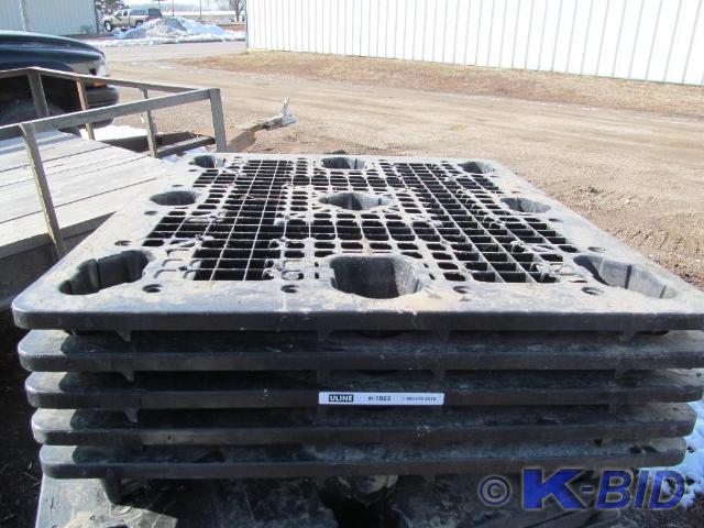 lot 248 image: 5 Plastic Shipping Pallets