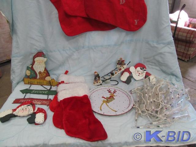 lot 28 image: Extra Large and regular Christmas S...