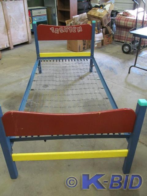 lot 4 image: Single Bed Frame with Wooden Foot B...