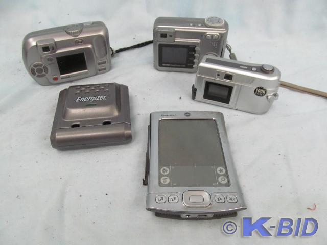 lot 86 image: 2 Kodak Easy Share, 100K Pixels, Tu...