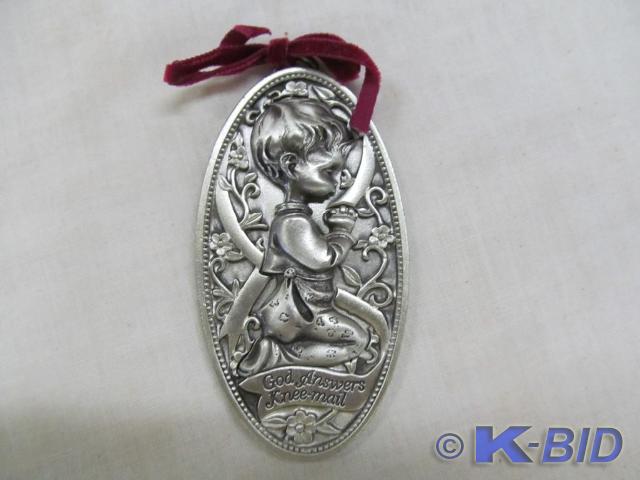 God Answers Knee - Mail Pewter orna...