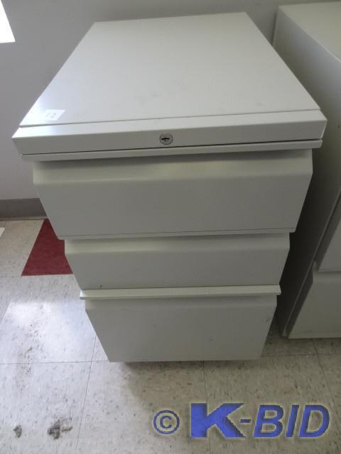 lot 12 image: 15 metal 3 drawer ped on wheels