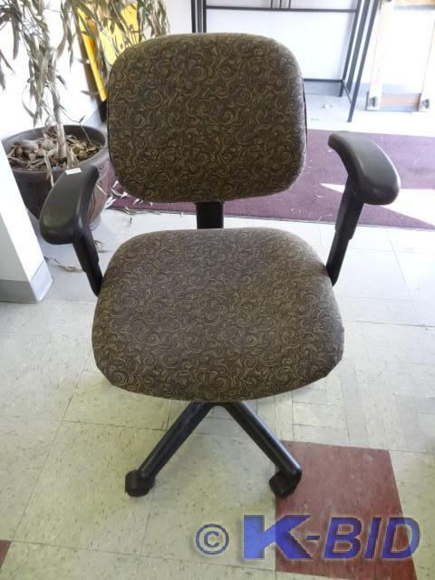 lot 14 image: Office chair on wheels.