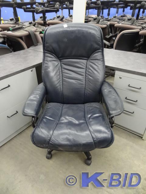 lot 195 image: office chair on wheels