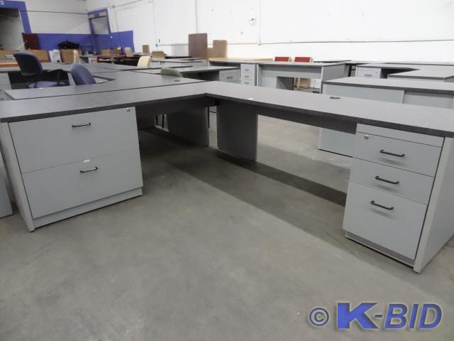 lot 196 image: L shaped 2 piece laminate office de...
