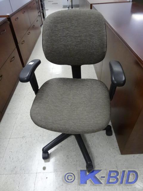 lot 2 image: Office chair on wheels.