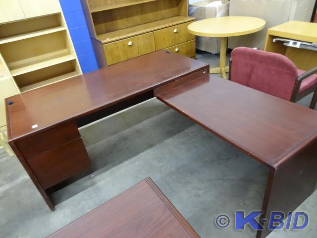 lot 224 image: L shaped laminate office desk. 2 pi...