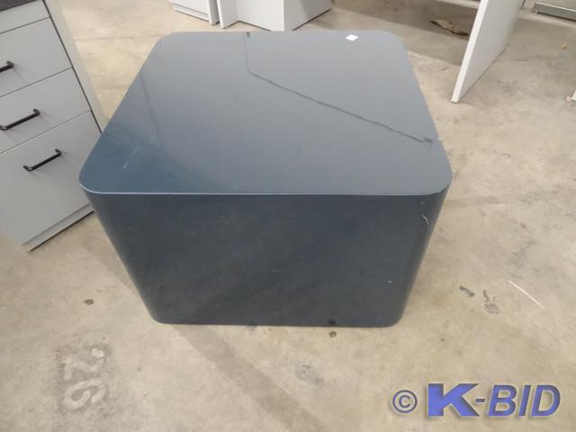 lot 257 image: Plastic coffee table. 31 x 31 x 21
