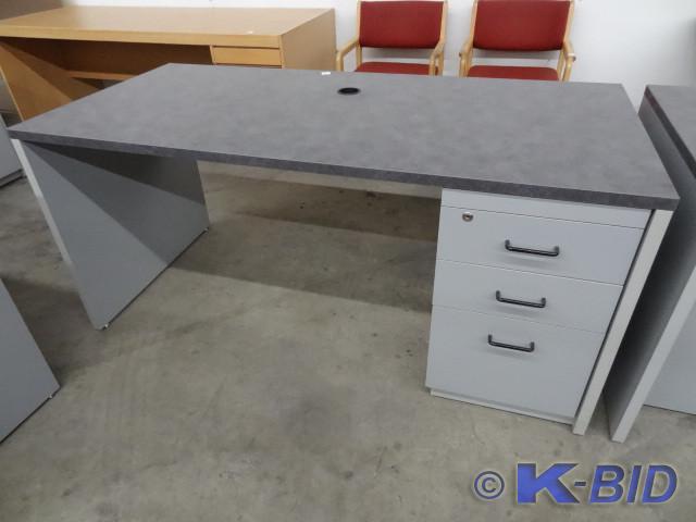 lot 258 image: Laminate 3 drawer office desk. 64 x...