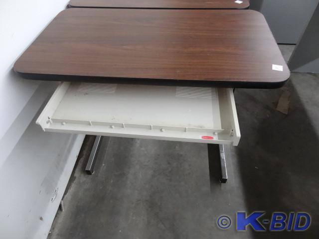 lot 261 image: 36 x 20 adjsustable height table.