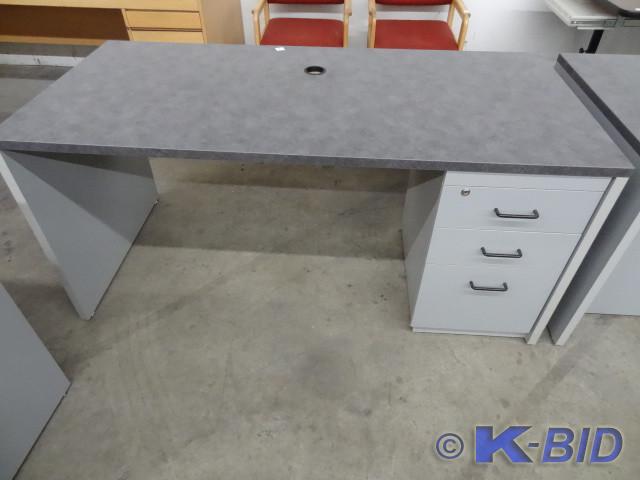 lot 264 image: Laminate 3 drawer office desk. 64 x...
