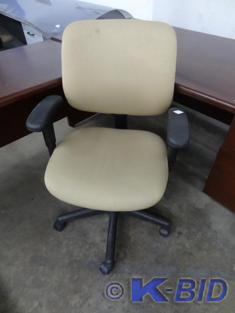 lot 274 image: office chair on wheels