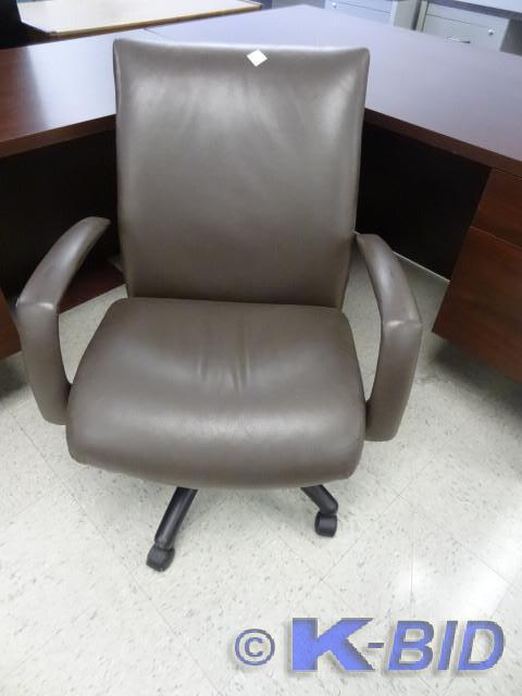 lot 31 image: Office chair on wheels.