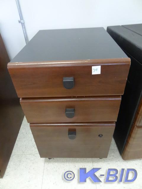 lot 39 image: 16 laminate 3 drawer ped on wheels...